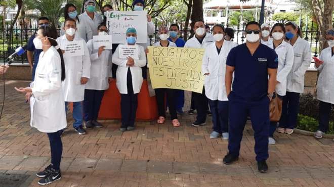 Mdicos posgradistas de Manta, Chone, Jipijapa y Portoviejo se manifestaron por un estipendio justo. 