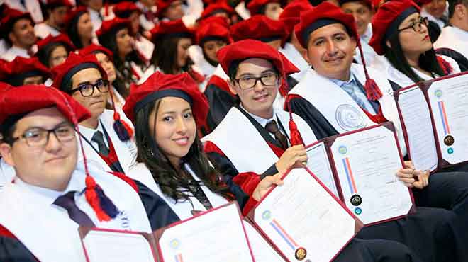 Mdicos graduados de la Facultad de Ciencias Mdicas de la UCE.