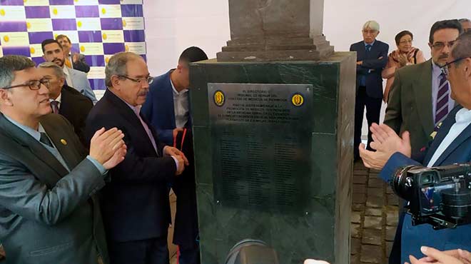 Placa conmemorativa del Colegio de Mdicos de Pichincha.