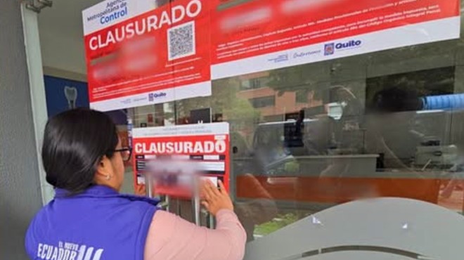 Momento de la clausura del establecimiendo odontológico.