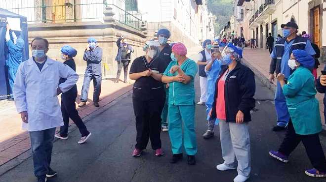 Manifestacin de los trabajadores del Centro de Salud 1 Centro Histrico de Quito.
