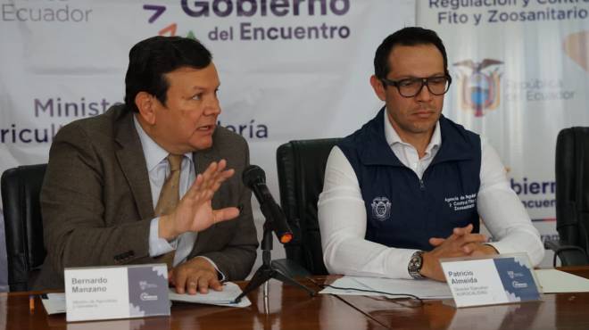 Bernardo Manzano, ministro de Agricultura; y Patricio Almeida, director de Agrocalidad.