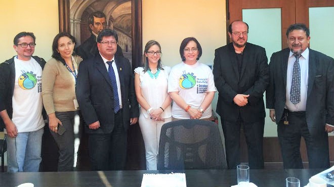 Autoridades del Ministerio de Salud y dirigentes de los gremios mdicos del Ecuador.