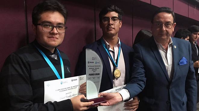 Camilo Campio, Kevin Padilla y Francisco Prez, decano de la Facultad de Medicina de la PUCE. Entrega del reconocimiento. 