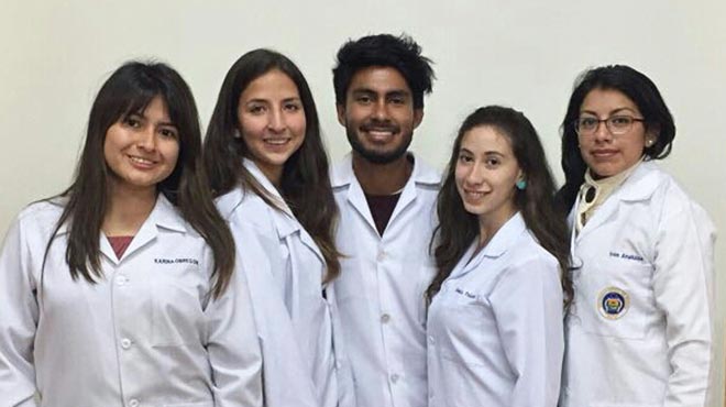 Karina Obregn, Andrea Abad, Isaac Martnez, Domnica Palacios e Ivon Analuisa, estudiantes de la UCE