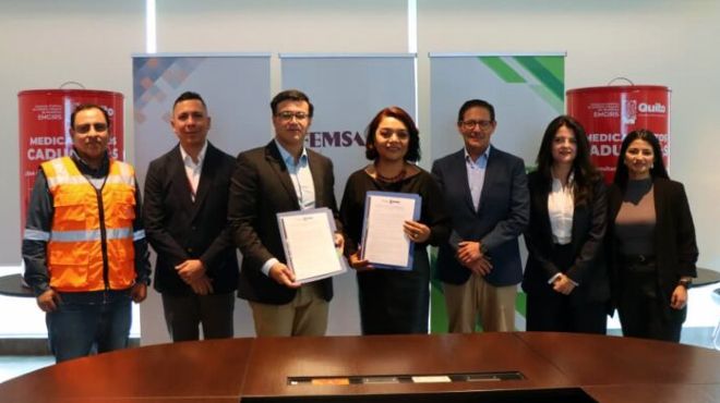 Firma del convenio entre el municipio y la red de farmacias.