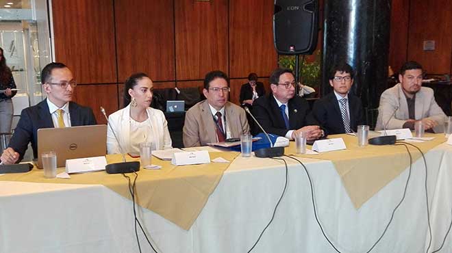 Santiago Ziga, representante de SEMP, Paola Bastidas, representante de AMD, Ramiro Lpez, decano de la Facultad de Ciencias Mdicas de la UCE, Francisco Prez, decano de Medicina de la PUCE, Carlos Durn, ministro de Salud subrogante, y Andrs Sotomayor, director del Seguro de Salud General Individual y Familiar del IESS.