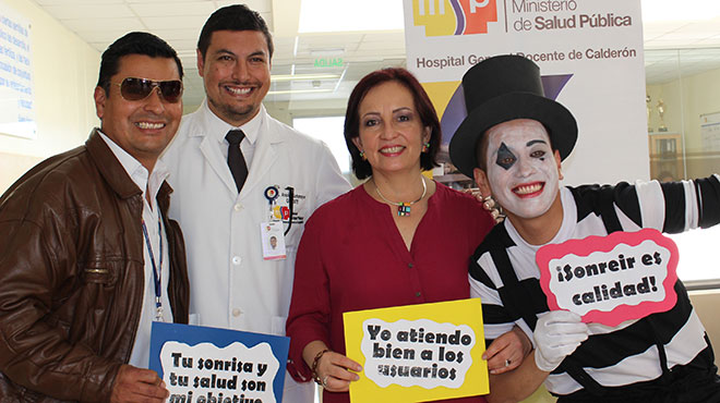 Ministra de Salud, Margarita Guevara, con equipo del HGDC en la campaa.