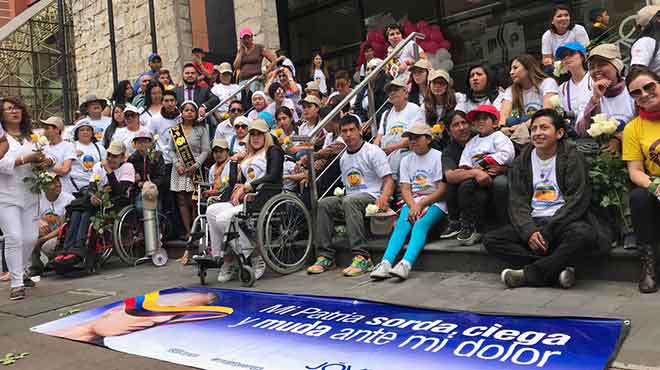 Mujeres con cncer realizaron un plantn a las afueras del MSP.