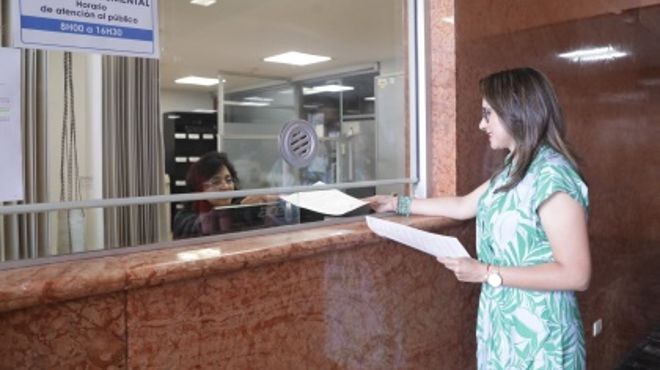 Asamblesta Nataly Morillo entregando el proyecto de ley.