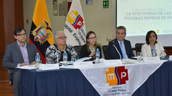 Juan Carlos Galarza, director ejecutivo de ARCSA, Gina Watson, representante de OPS/OMS en Ecuador, Vernica Espinosa, ministra de salud, Mario Vergara, oficial a cargo de UNFPA en Ecuador, y Amira Herdoiza, directora de Kimirina.