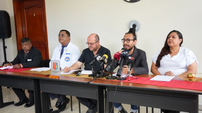 Representantes del Frente de Pacientes Renales del Ecuador y la Federacin Mdica Ecuatoriana.