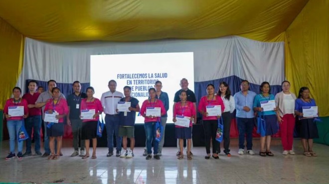 Parteras y parteros recibiendo su certificado.