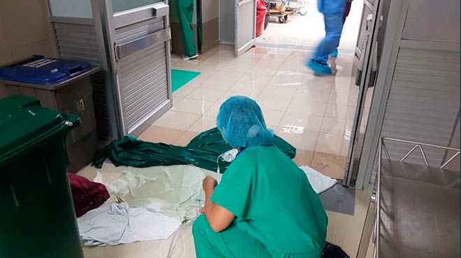 Personal de salud limpiando la acumulacin de agua.