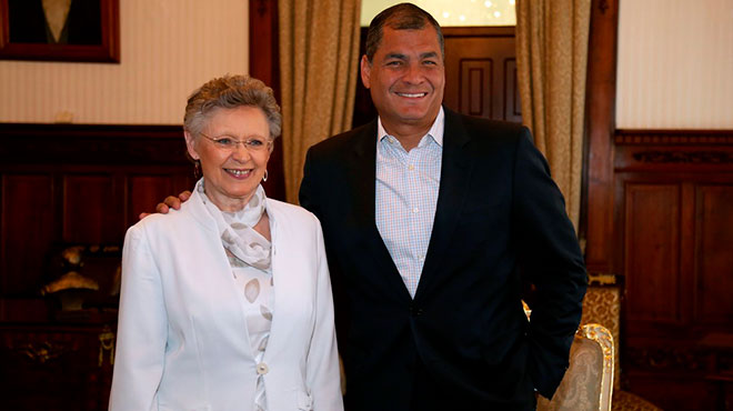 La premio nobel de Medicina, Francoise Barr-Sinoussi y Rafael Correa, presidente de Ecuador.