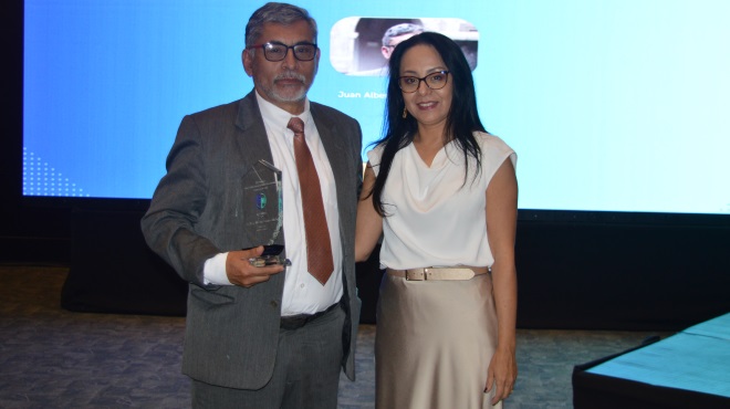 Dr. Alberto Narvez Olalla recibe el reconocimiento por parte de Cristina Coello, periodista de Edicin Mdica.