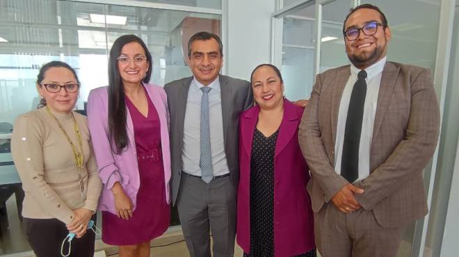 Gabriela Moya, secretaria Asecup; Viviana Araujo, presidenta Asecup; Ramiro Narv�ez, Asamble�sta; Mercedes D�az, vicepresidente de la Asecup, y Diego Ru�z, abogado.