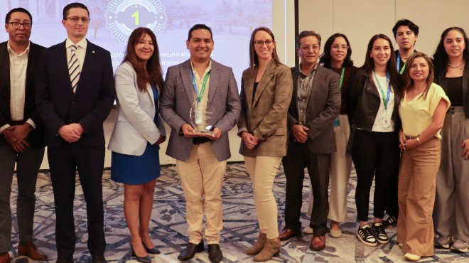 Equipo del Proyecto RAÍCES recibe el reconocimiento por parte de las autoridades de OPS.