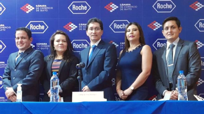 Christhian Chamba, ingeniero del Departamento de Soluciones Digitales de Roche, Lenis Ortiz, mdico patlogo clnico de Roche, Luis Villegas, gerente de Soluciones en Salud de Roche, Tania Pazmio, directora de la CCQ, Fausto Daz, gerente de Seguridad y Salud Ocupacional, Calidad y Ambiente de la CCQ.