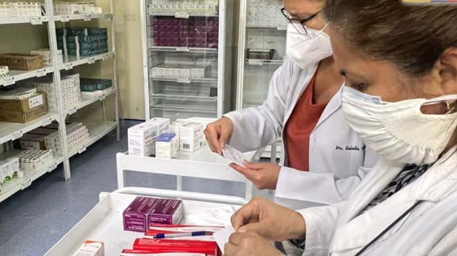 La atencin es liderada por qumicos farmacuticos.