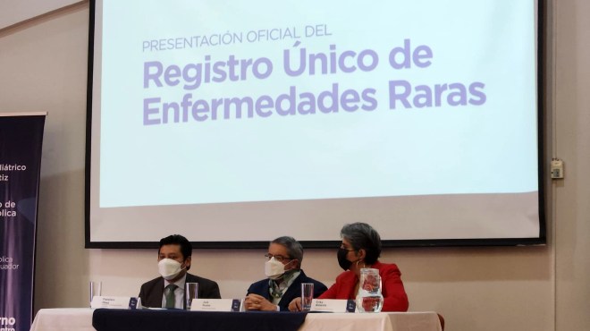 Francisco Prez, viceministro de la Gobernanza de la Salud; Jos Ruales, ministro de salud; Erika Almeida, coordinadora de LAPA Ecuador.