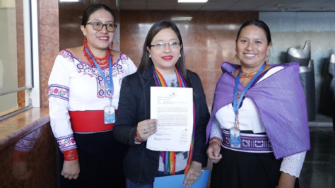 La asamblesta Fabiola Sanmartn en el medio.