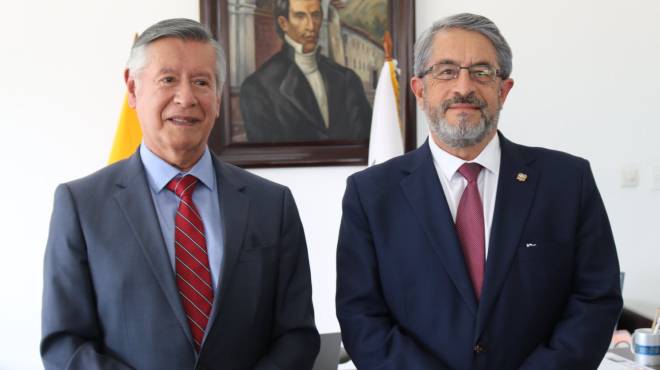 Fernando Semprtegui, rector de la UCE y Jos Ruales, ministro de Salud.