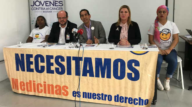 Santiago Carrasco, Gustavo Dvila, Blanca Ugarte junto a pacientes oncolgicos.