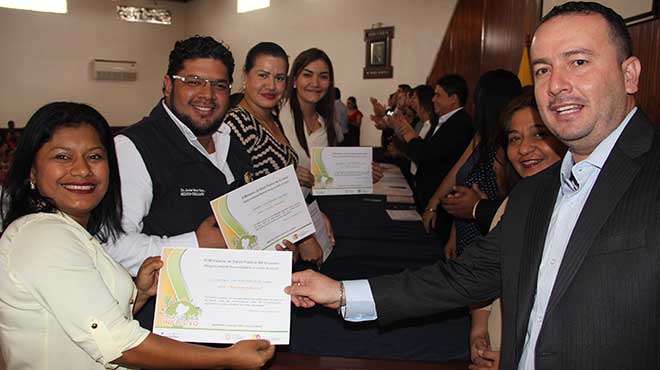 Representantes de los centros de salud reciben la certificacin.