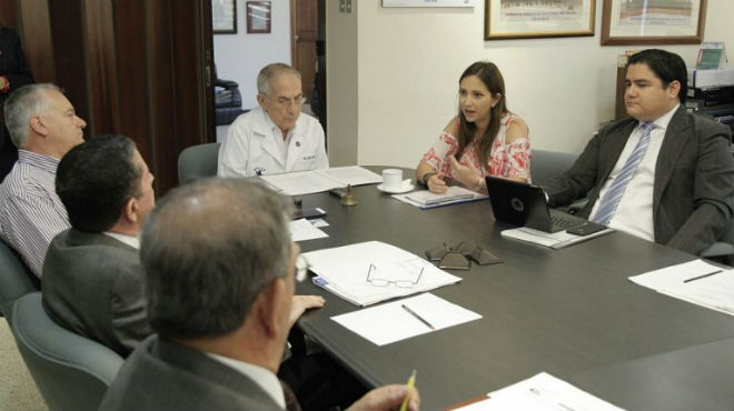 Directivos de SOLCA y Vernica Espinosa, ministra de Salud.