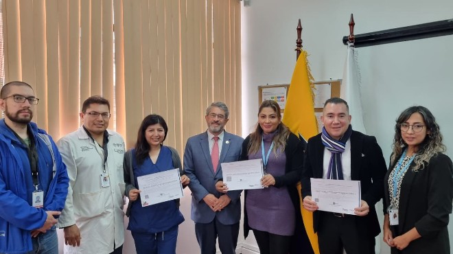 Zanobi Bigazzi, Coordinador de Trasplante del HEEE; Darwin Quevedo, responsable de Trasplante del HEEE; Elena Ramos, mdico tratante de Oftalmologa del HEEE; Jos Ruales, ministro de Salud; Maribel Cruz, directora Mdica Asistencial del HEEE; Andrs Corral, gerente hospitalario; Lourdes Cadena, responsable de Oftalmologa del HEEE.