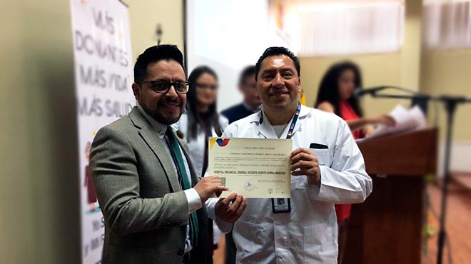 Mauricio Heredia, director ejecutivo del INDOT, entrega el certificado de acreditacin a Oscar Chango, gerente general del HVCM.
