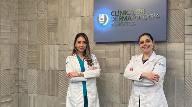 Natalia Tamayo y Pamela V�squez, de la Cl�nica de Dermatolog�a Rob�tica.