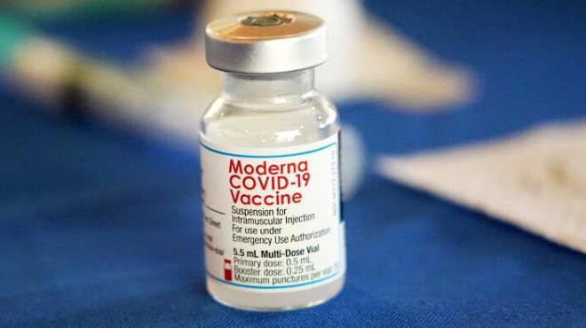 La nueva vacuna de Moderna contienen dos componentes de ARN mensajero.