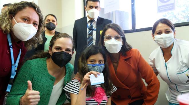 Autoridades de Salud y Educaci�n en el primer d�a de vacunaci�n en Quito.
