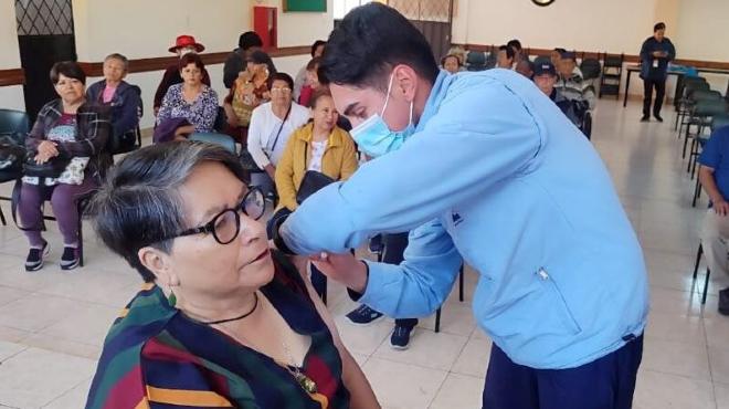 Se vacuna a niñas, niños, adolescentes y personas adultas mayores.