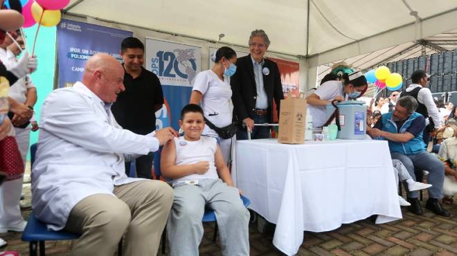 Lanzamiento de la campaa de vacunacin en la Unidad Educativa Ileana Espinel de Guayaquil.