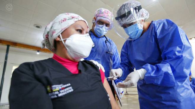Personal mdico del MSP recibe la vacuna contra COVID-19. Foto: Comunicacin Ecuador.