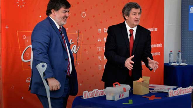 Jaime Burrows, subsecretario de Salud, y Alex Figueroa, director del ISP. 